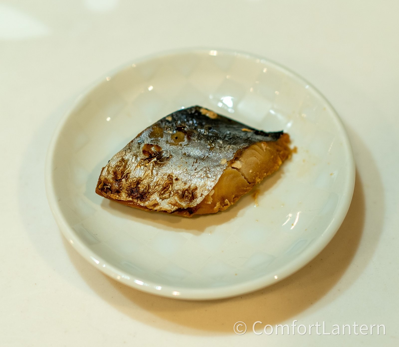皿に出した鰆の幽庵焼き。皮に焼き目がついていて、下にたれが少したまっている