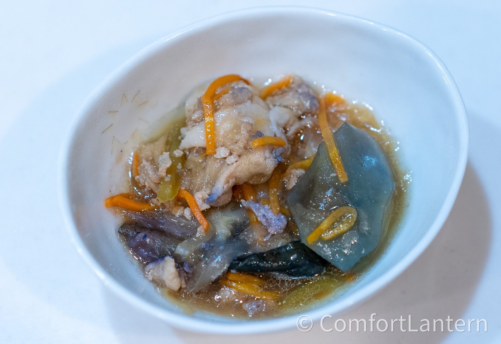 皿に出した甘酢でさっぱり肉野菜炒め。豚肉と茄子、人参が甘酢のたれで絡んでいる