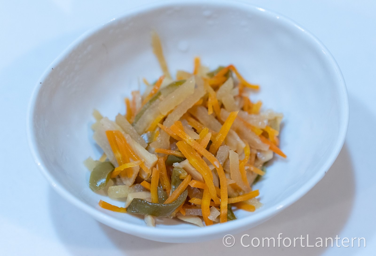 皿に出した細切りじゃがいもとピーマンの中華炒め。細切りの野菜が絡んでいる
