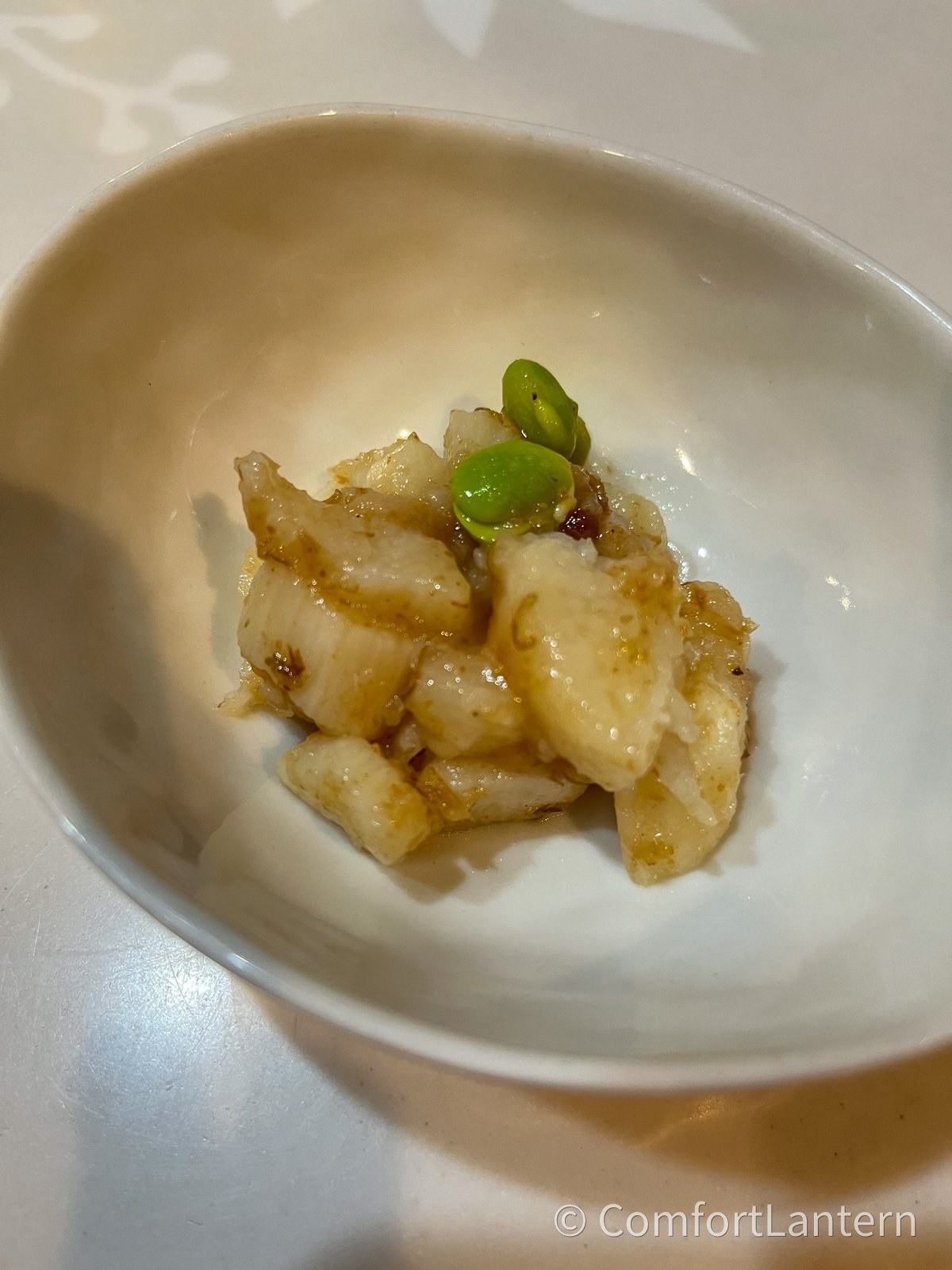 紀州産梅を使った長芋と枝豆の梅おかか和え。角切りの長芋と枝豆に、梅とかつお節が和えてある