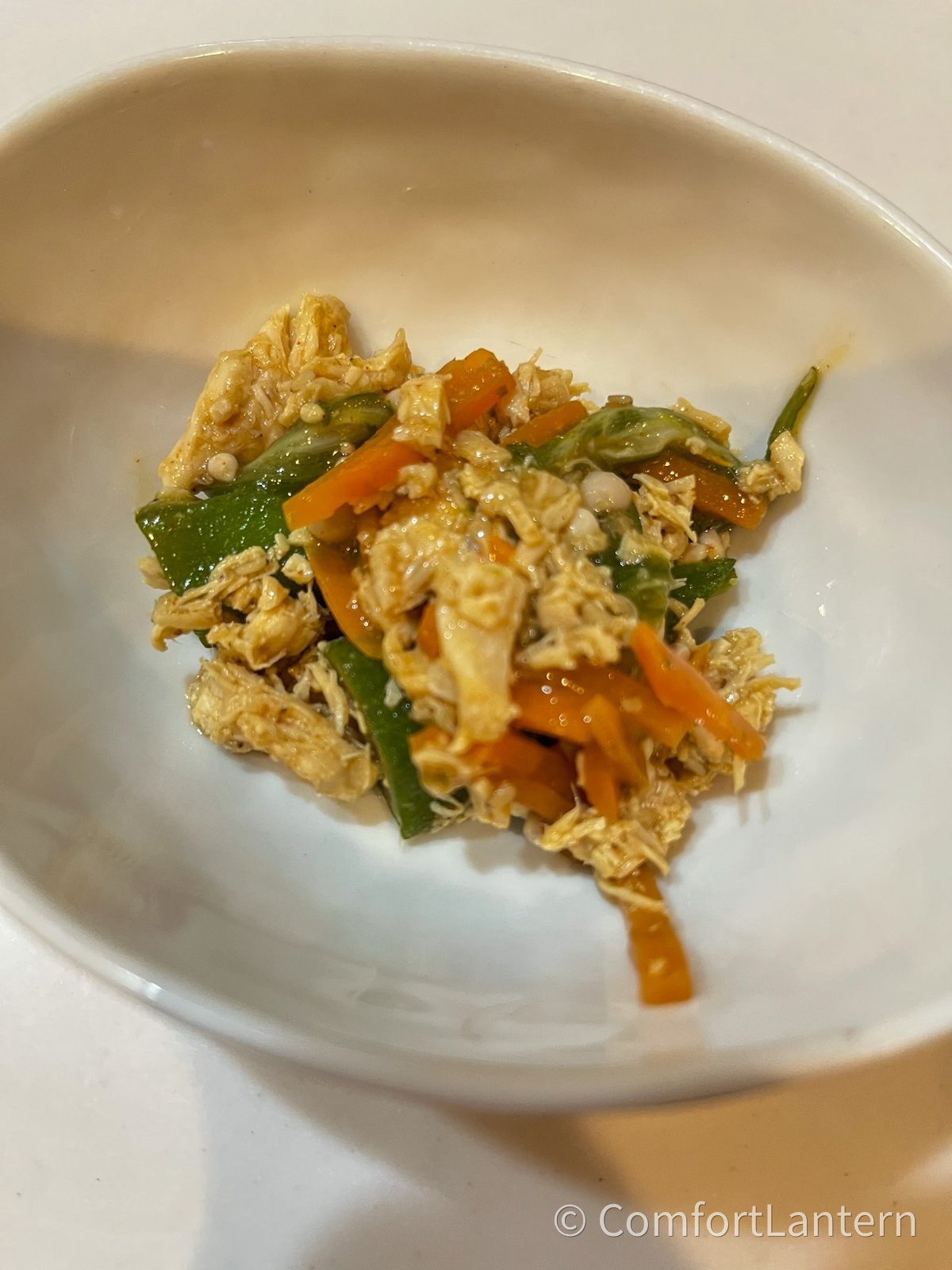 オクラと蒸し鶏の和風ごまナムル。輪切りのオクラとにんじん、蒸し鶏がごまで和えてある