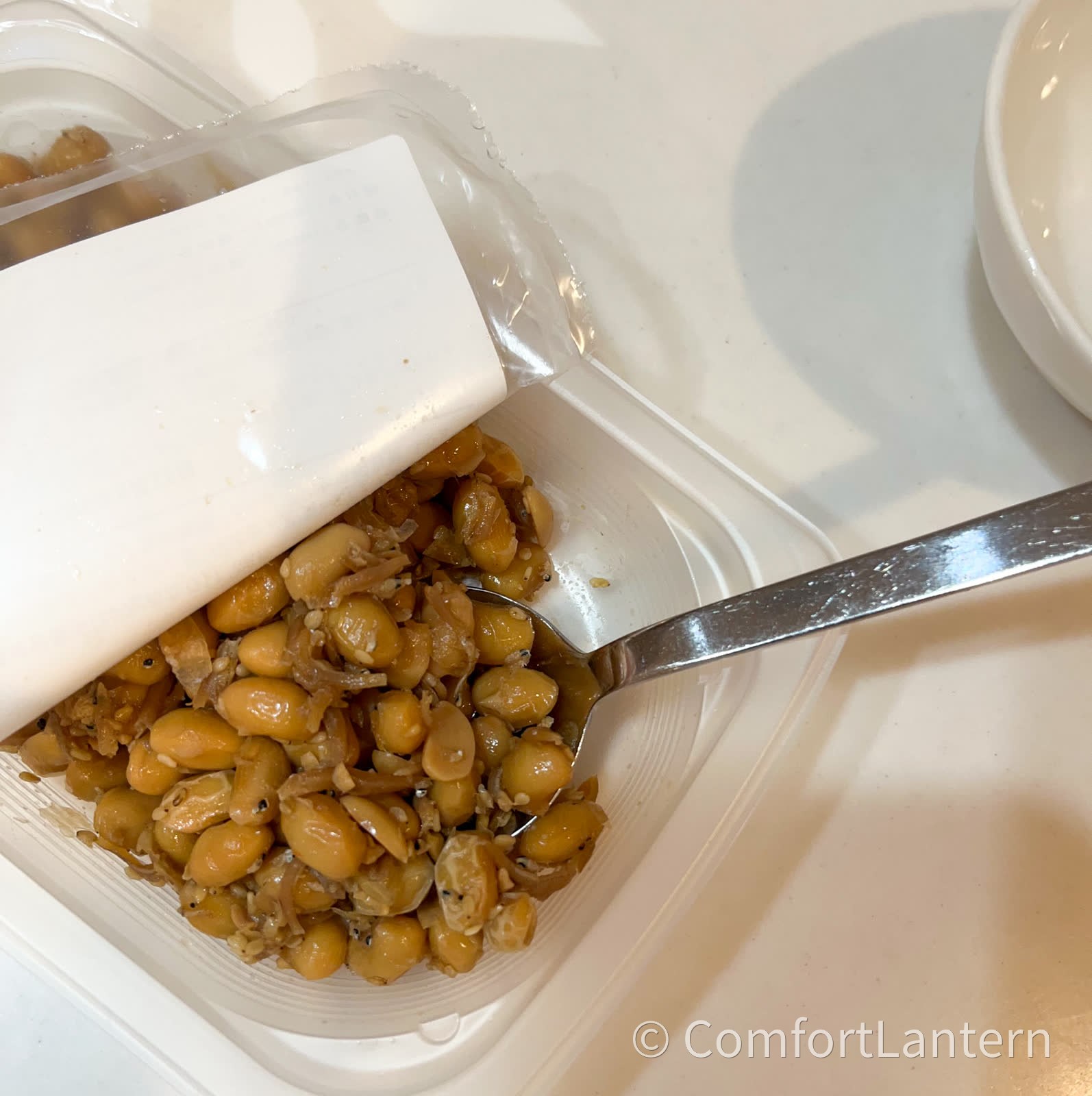 大豆とじゃこの甘辛煮のアップ。じゃこが大豆に絡んで一体になっている