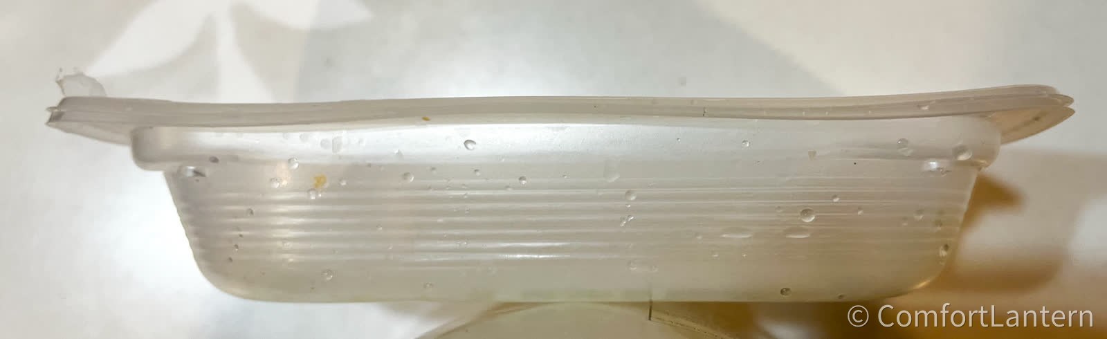シェフの無添つくりおきの空になった惣菜容器を2つ重ねた断面。同じ形なのでぴったり入れ子になっている