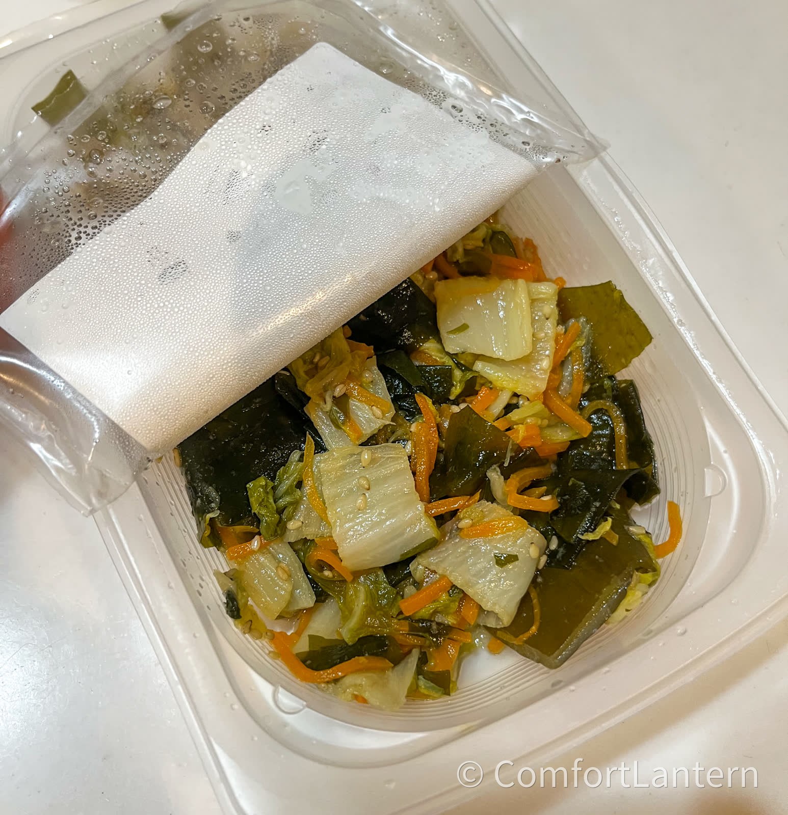 白菜とわかめのサラダのアップ。わかめの茎の部分まで入っているのが分かる