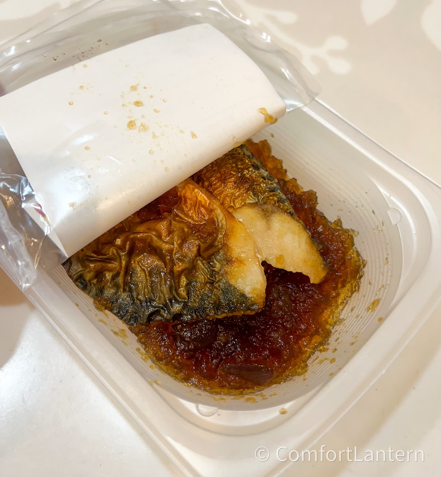 温める前のさばの煮付けのアップ。たれが冷えてジュレ状に固まっている