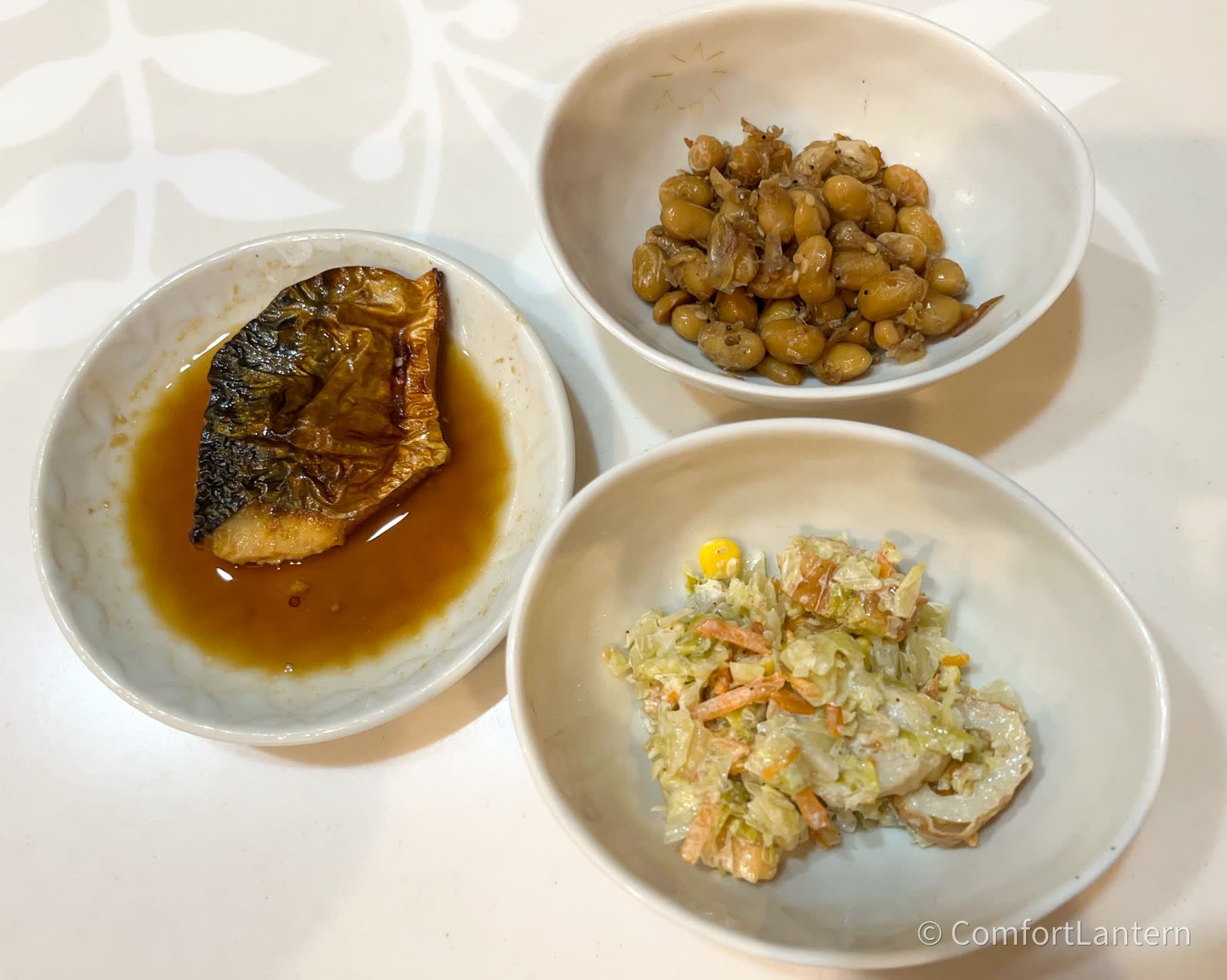 さばの煮付けとコールスロー、大豆とじゃこを一緒に皿に並べた食卓