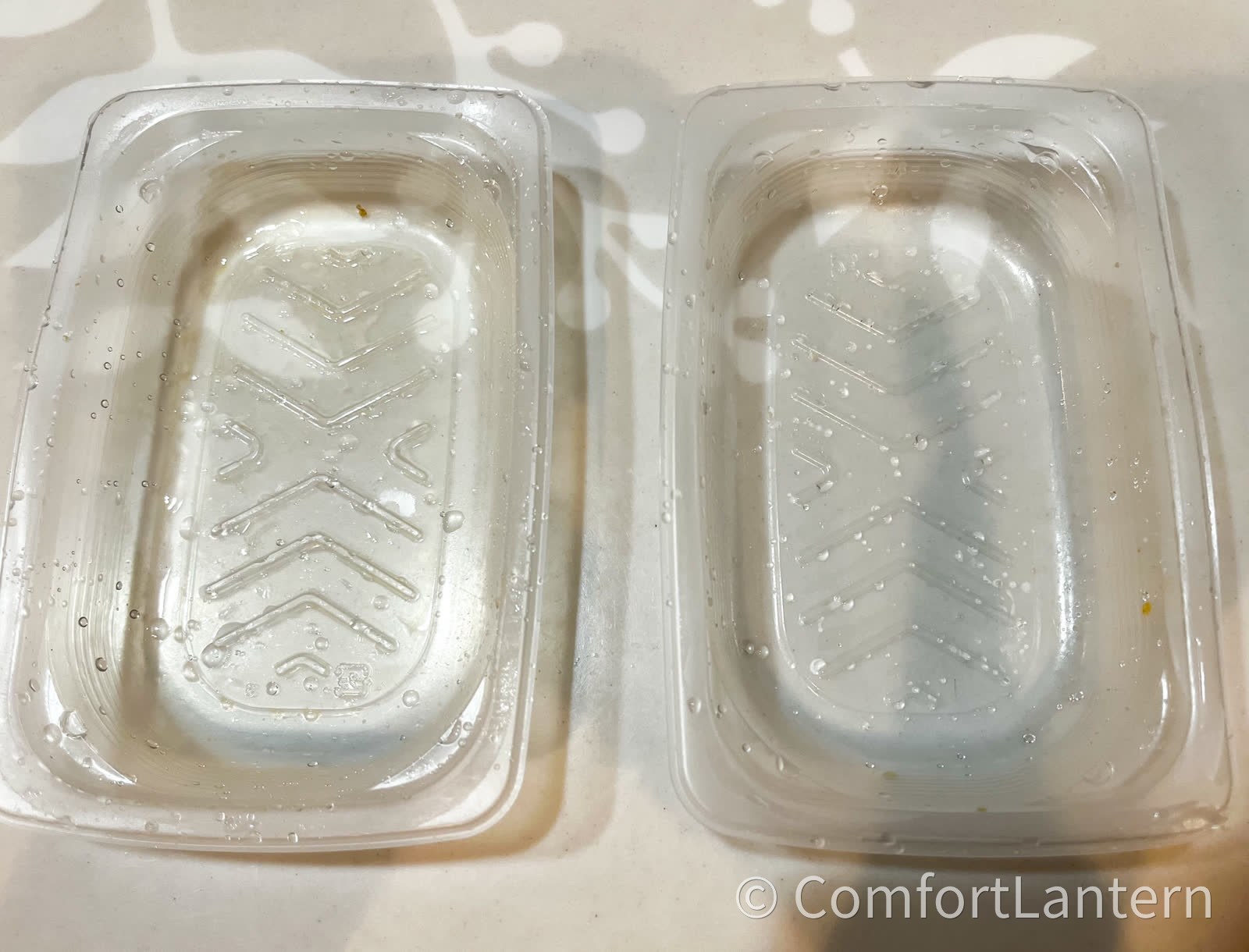 食べ終わって空になった惣菜容器が2つ並んでいる