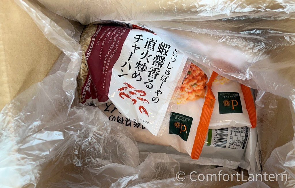 冷凍の箱を開けたところ。ビニールに包まれた冷凍のチャーハンなどが入っている