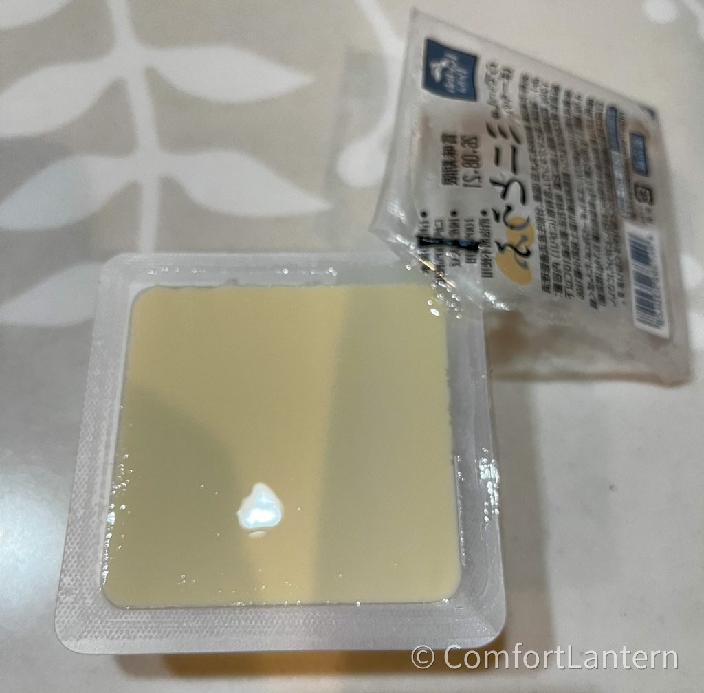 らでぃっしゅぼーやのミニとうふのパックを開けたところ。ふたを取ると、四角い豆腐がそのまま入っている