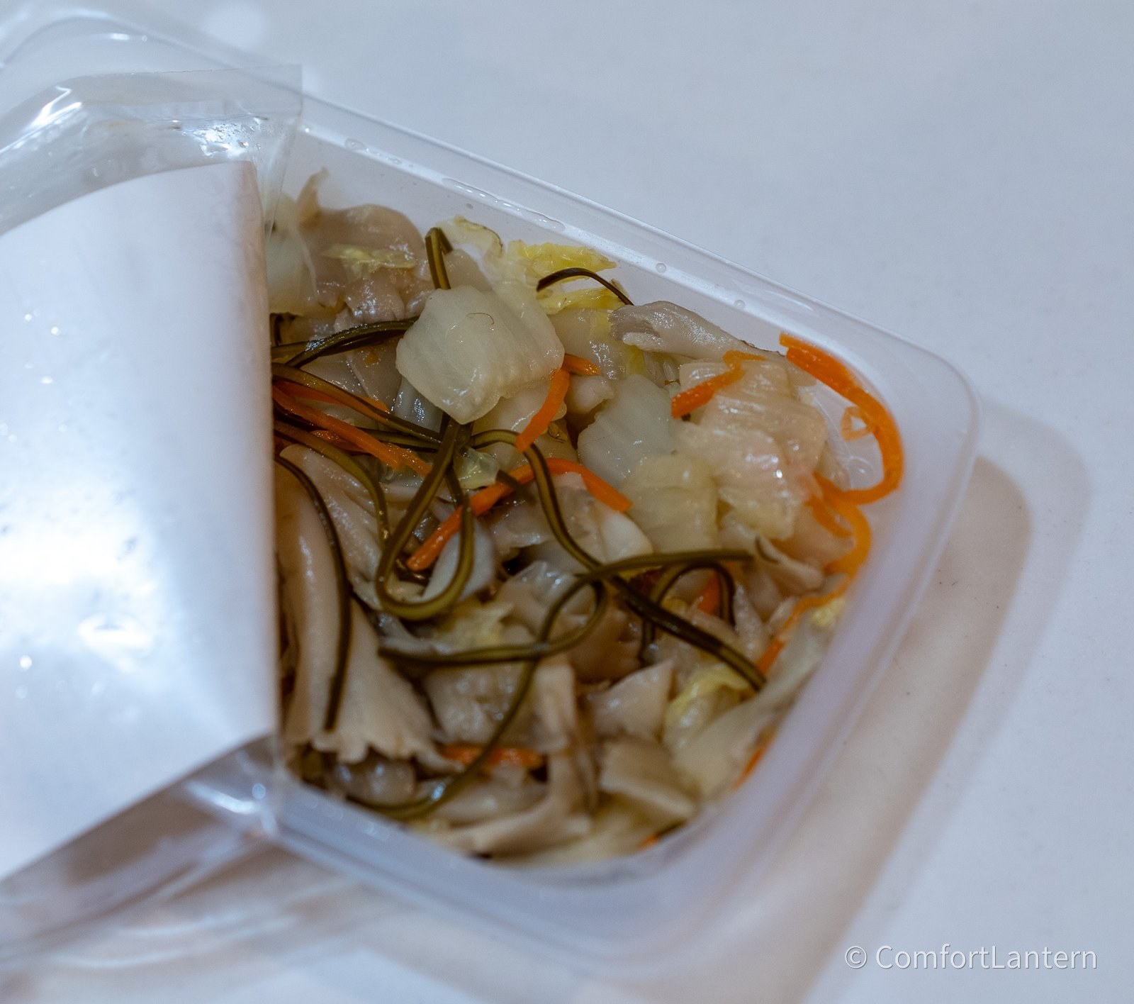 容器を開けた白菜と昆布のあっさり煮。白菜、人参、昆布、舞茸が見える