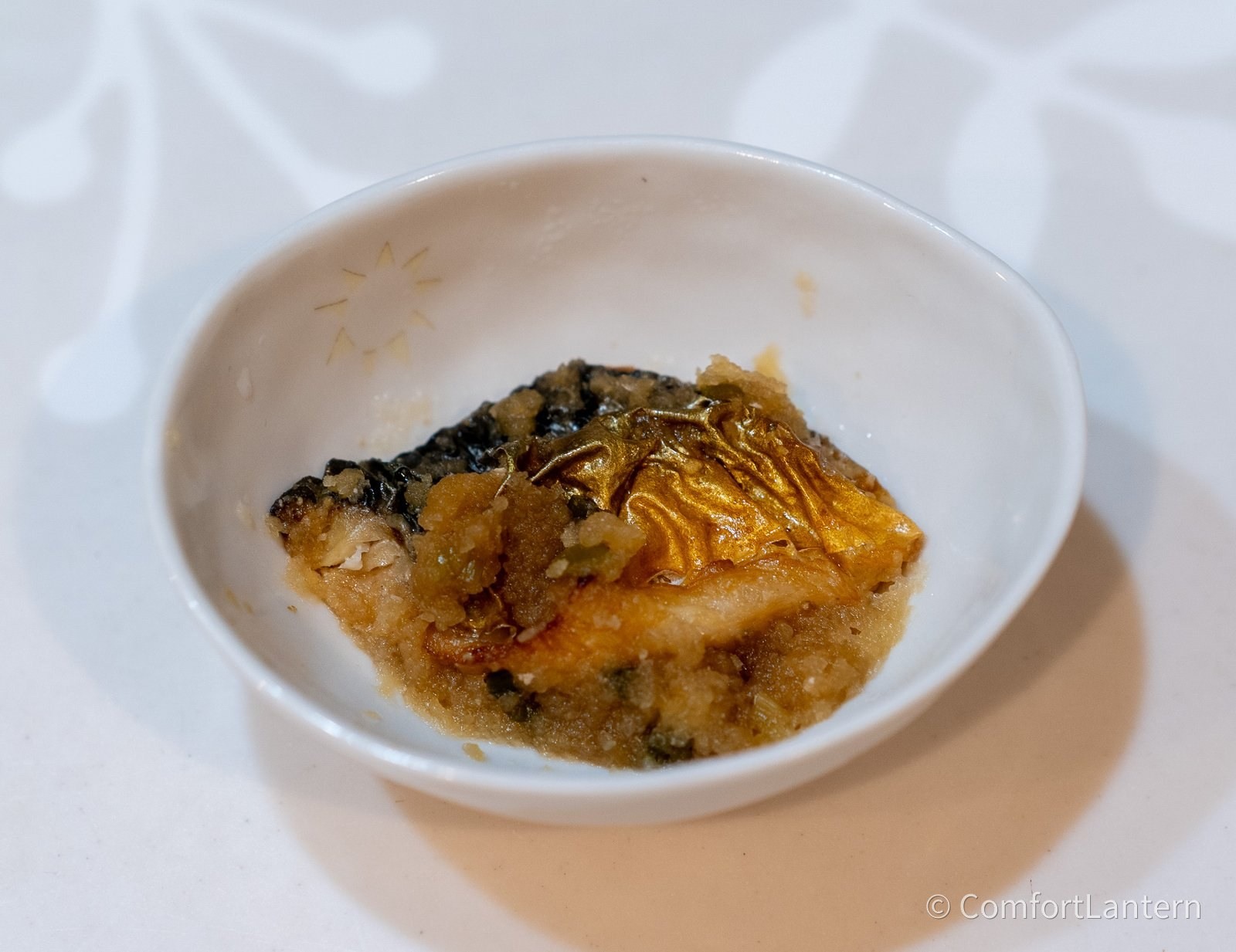 皿に出したさばのみぞれ煮。鯖の上に大根おろしがのっている