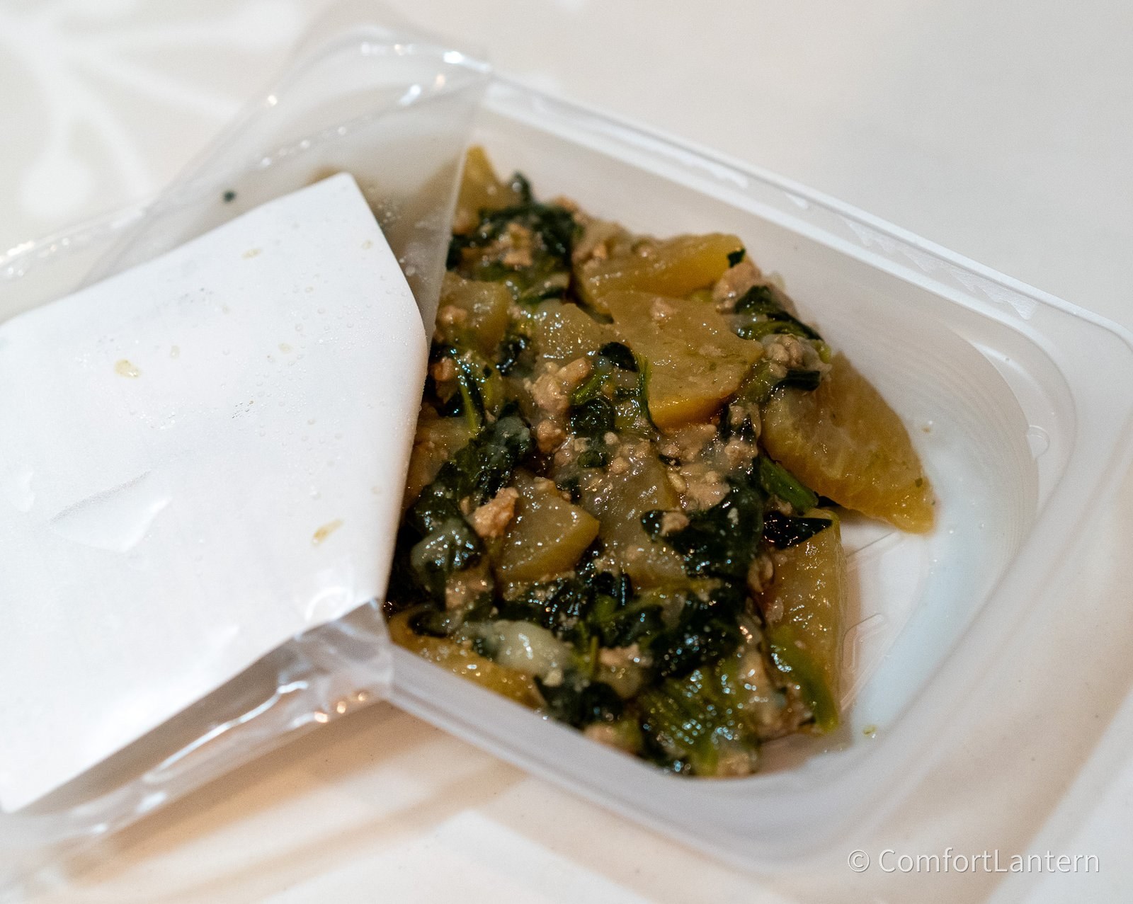 容器を開けた大根とほうれん草の中華そぼろ煮。ほうれん草と大根にそぼろ入りのあんがかかっている