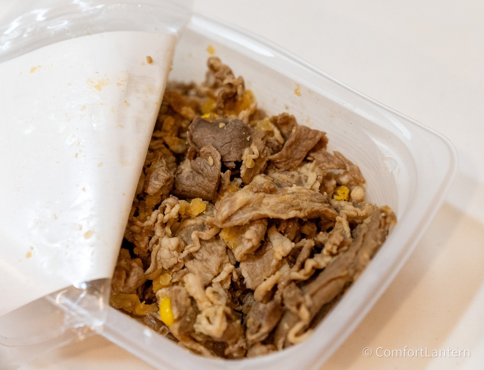 容器を開けたバター香る国産牛肉とコーンのコクうま醤油炒め。薄切りの牛肉にコーンが混ざっている