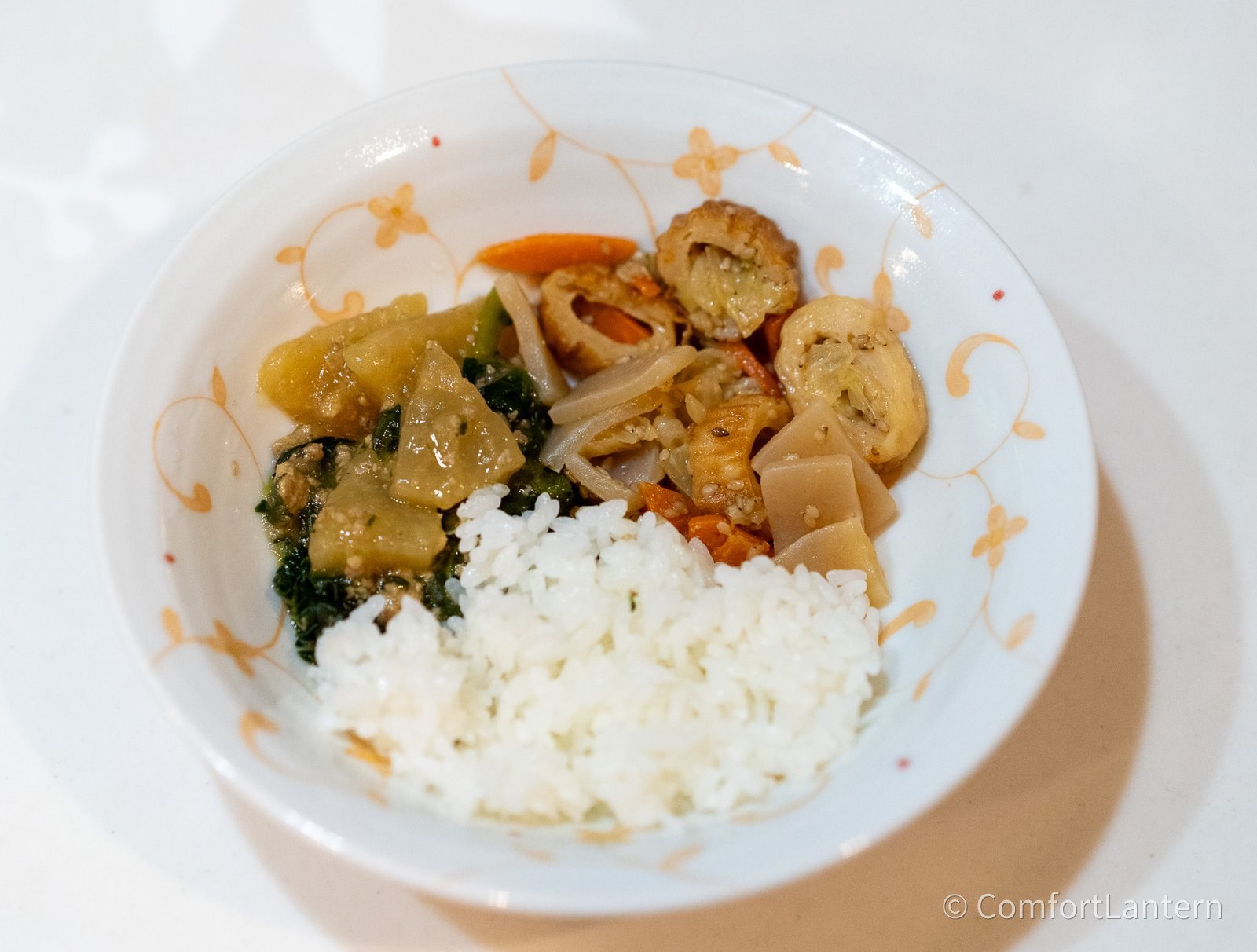 ご飯と一緒に盛り合わせたところ。ちくわ炒めやほうれん草のそぼろ煮などが並んでいる