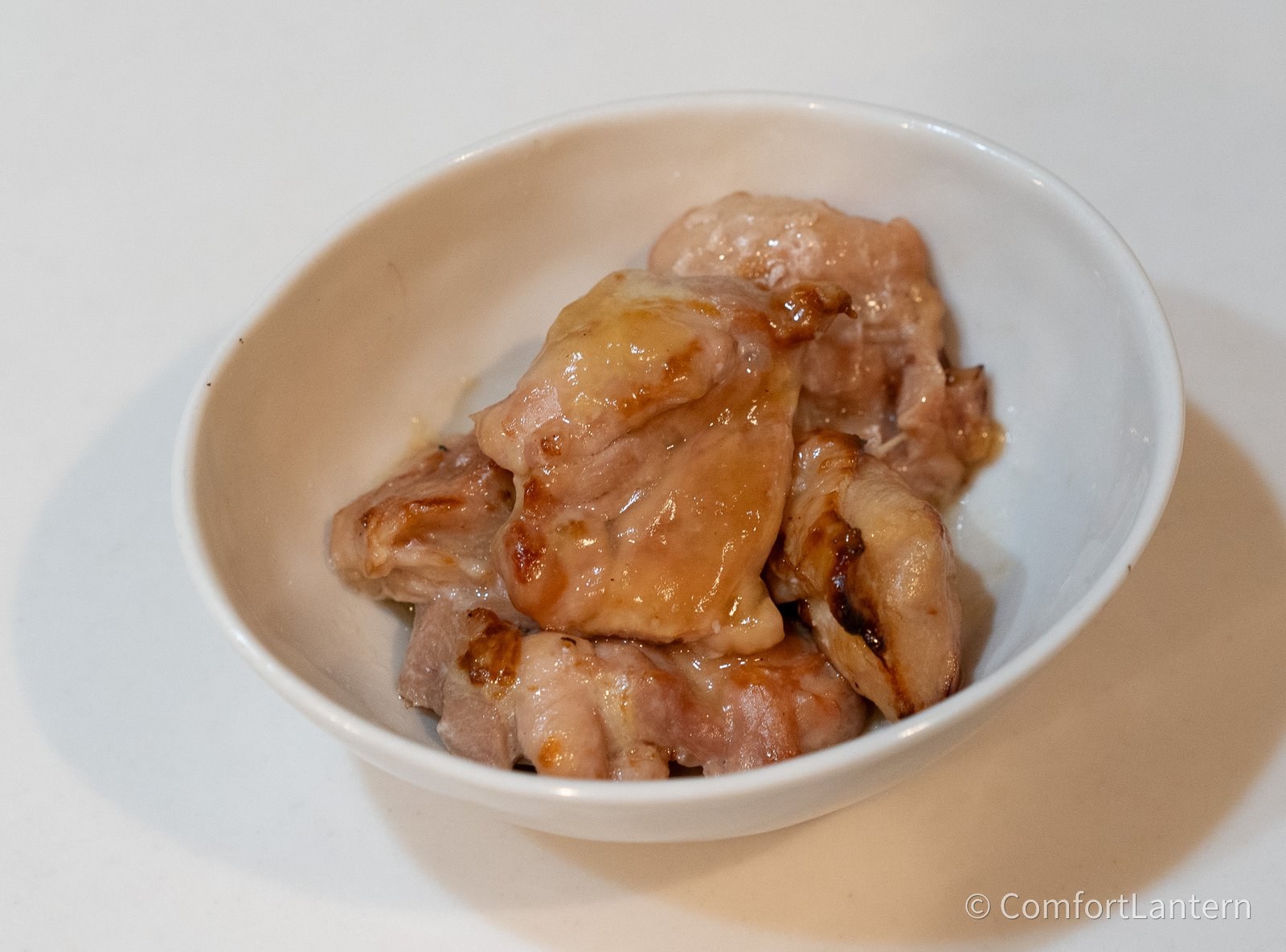 皿に出した長崎県発祥のレモンステーキ(チキン)。焼き色のついた鶏肉が小皿に盛られている