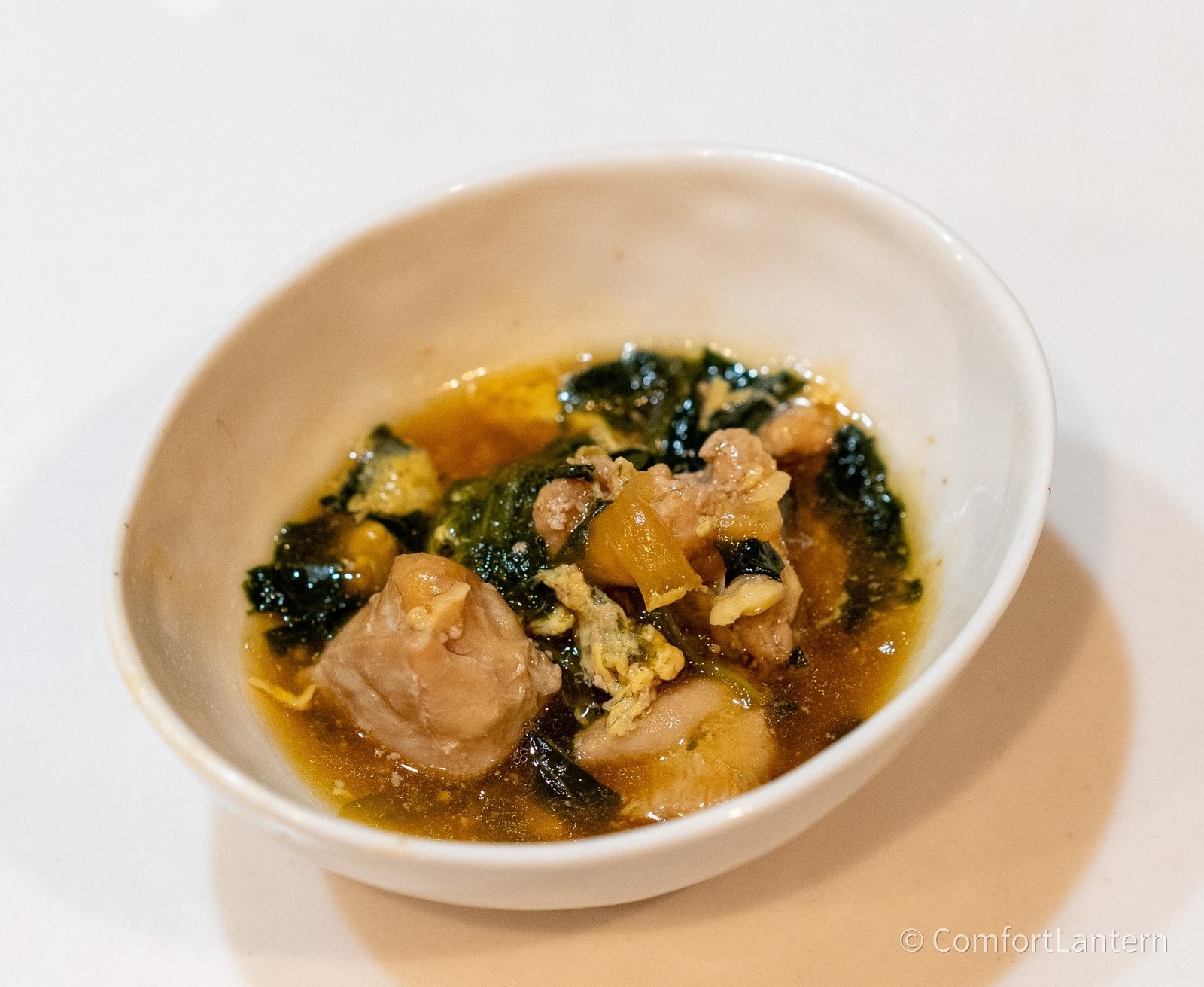 皿に出したご飯に合わせたい親子煮。鶏肉と卵とほうれん草が小鉢に盛られている