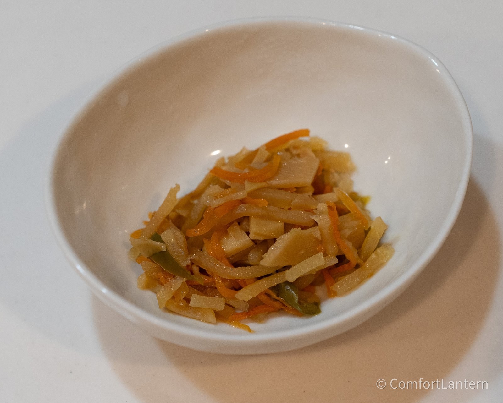 皿に出した細切りじゃがいもとピーマンの中華炒め。細切りの具材が小鉢に盛られている
