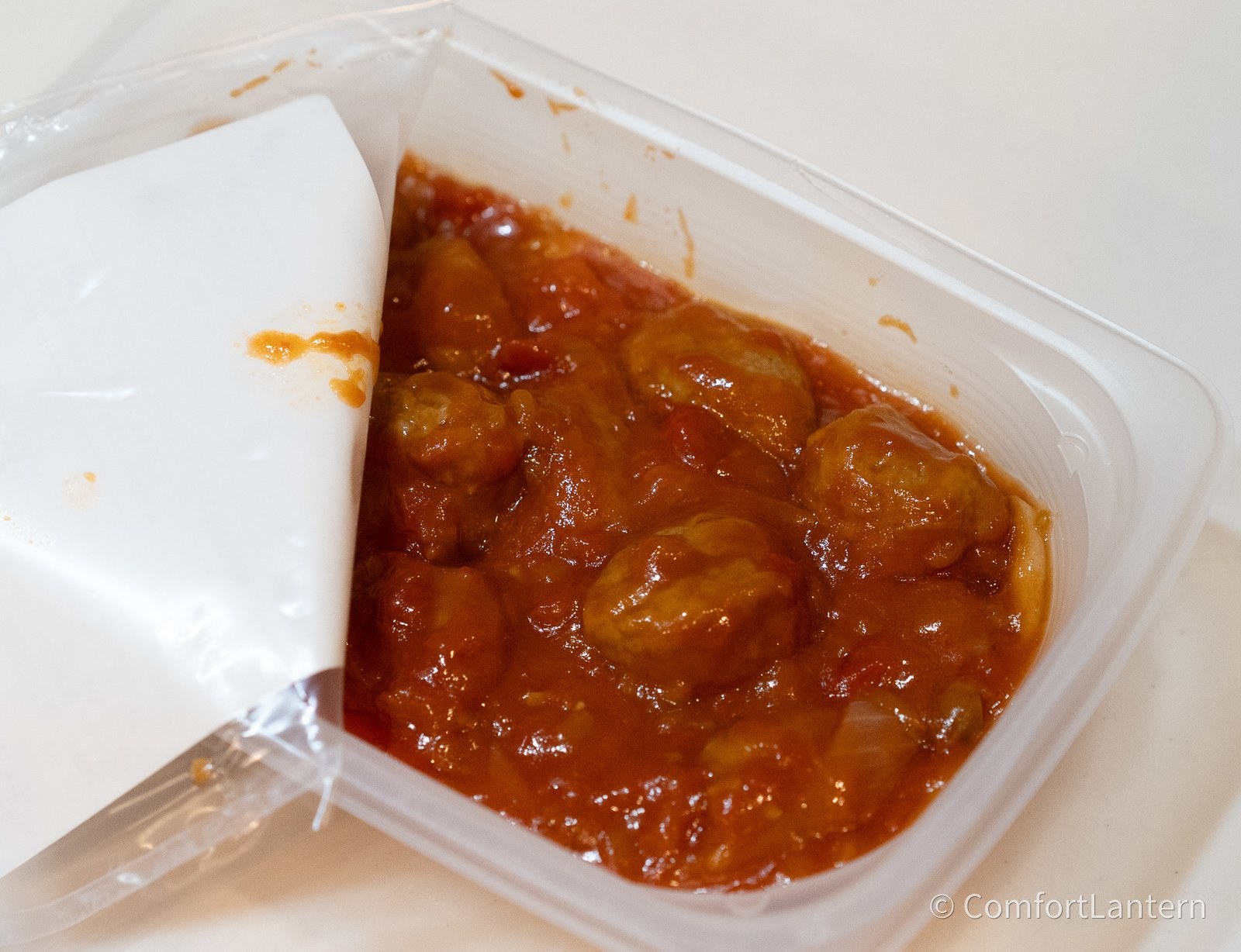 容器を開けたごろごろミートボールと3種野菜のトマト煮込み。ミートボールがトマトソースにたくさん入っている