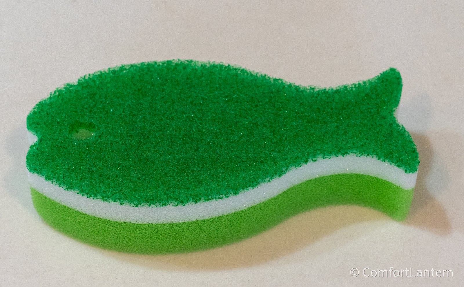 緑と白の2色になった、魚の形のおさかなスポンジ