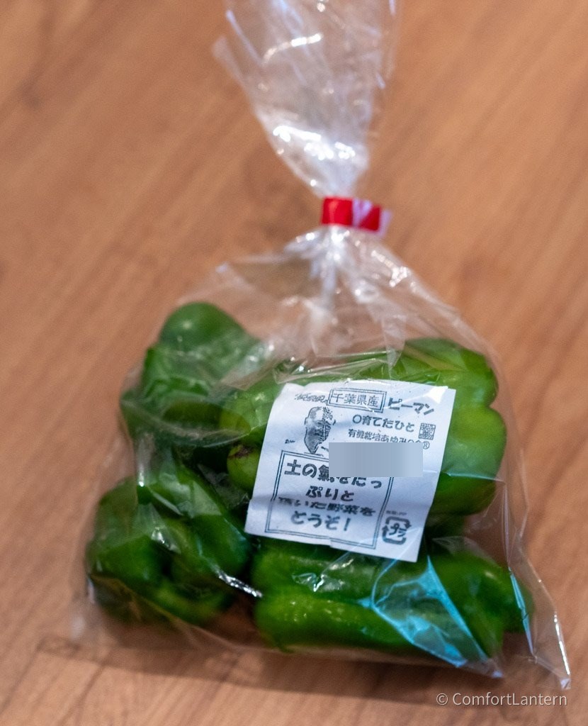 袋に入ったピーマン。ラベルが貼られている