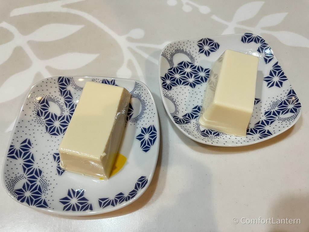 青い模様の小皿にのせたミニとうふ